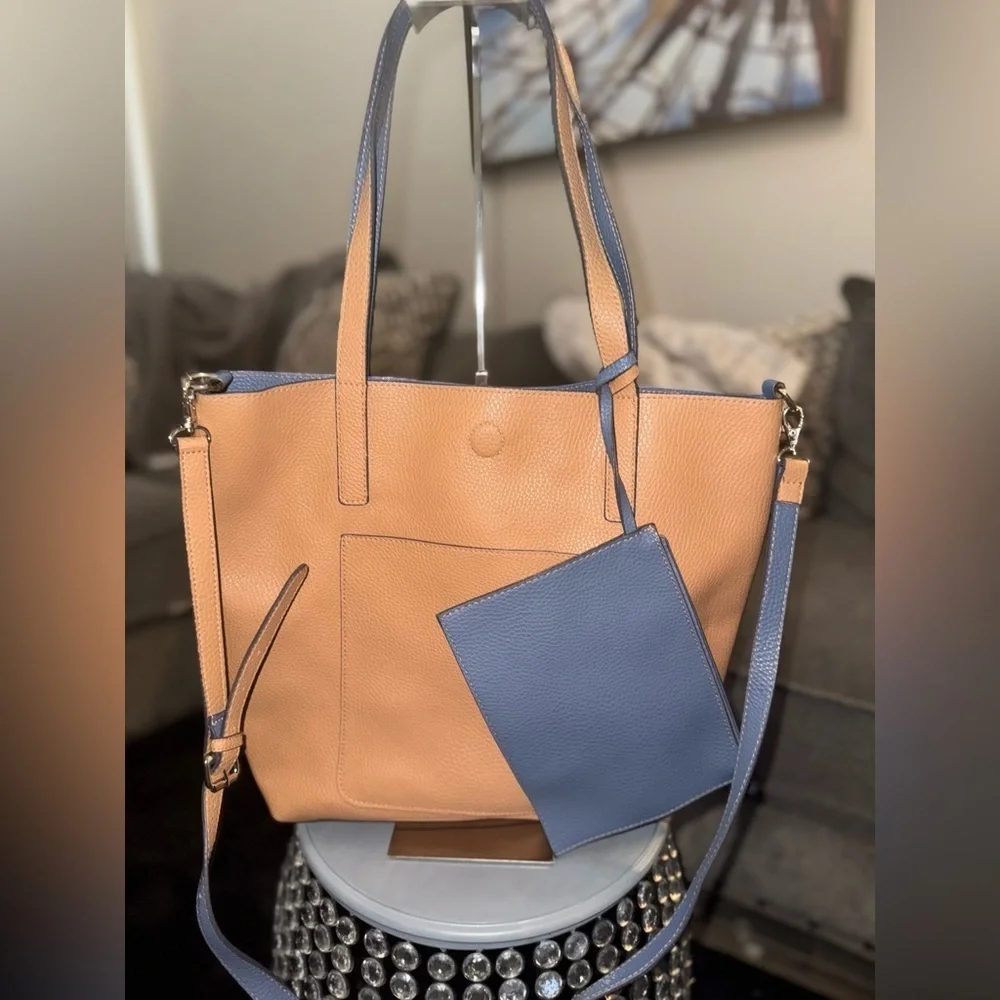 Vegan reversible carryall with a removable pouch tan/light blue
